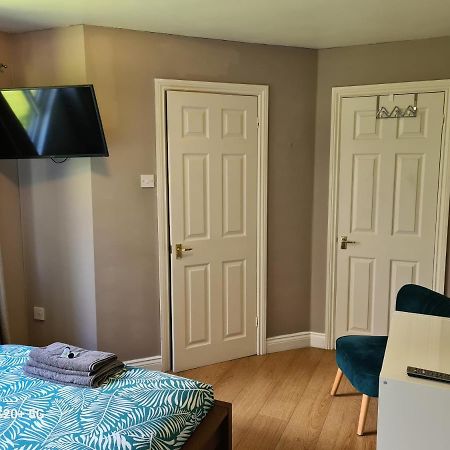 The Reading Whole Chalet With Lake And Two Acre Gardens מראה חיצוני תמונה
