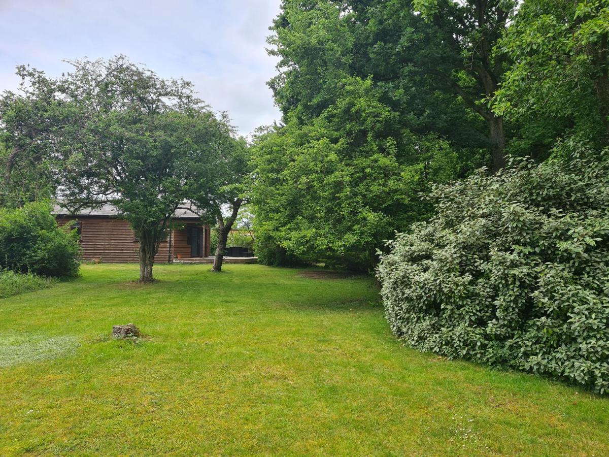 The Reading Whole Chalet With Lake And Two Acre Gardens מראה חיצוני תמונה