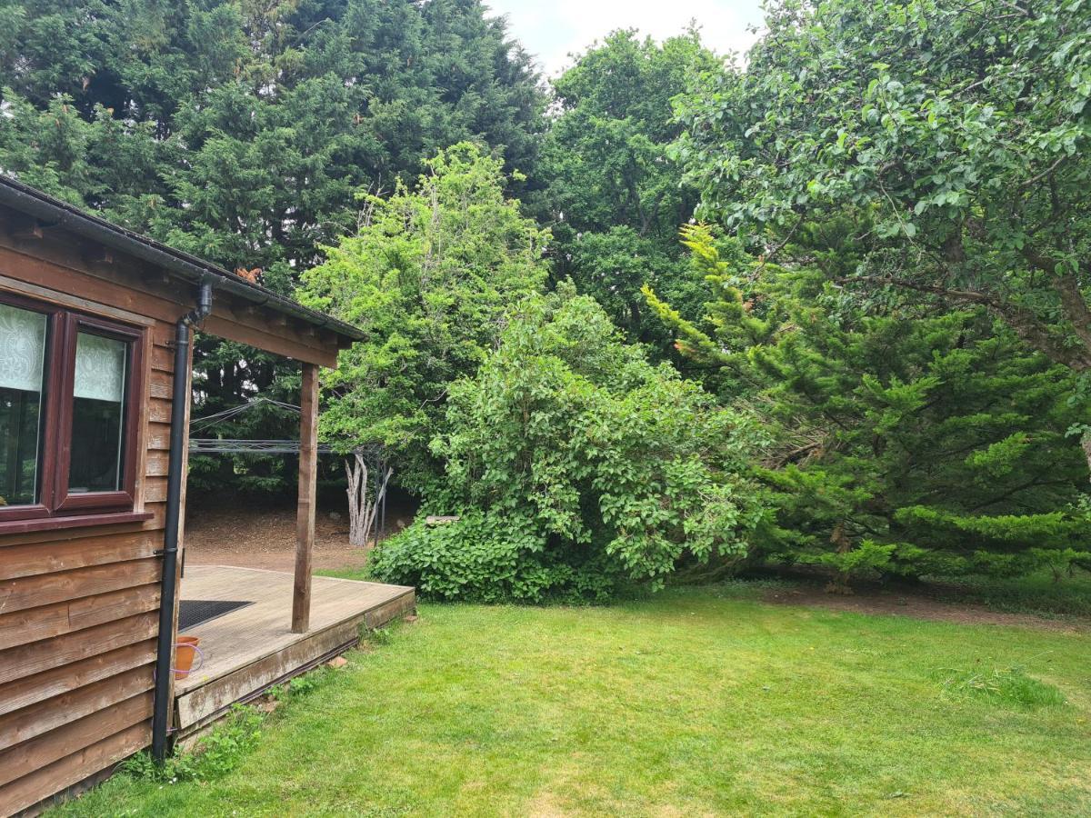 The Reading Whole Chalet With Lake And Two Acre Gardens מראה חיצוני תמונה