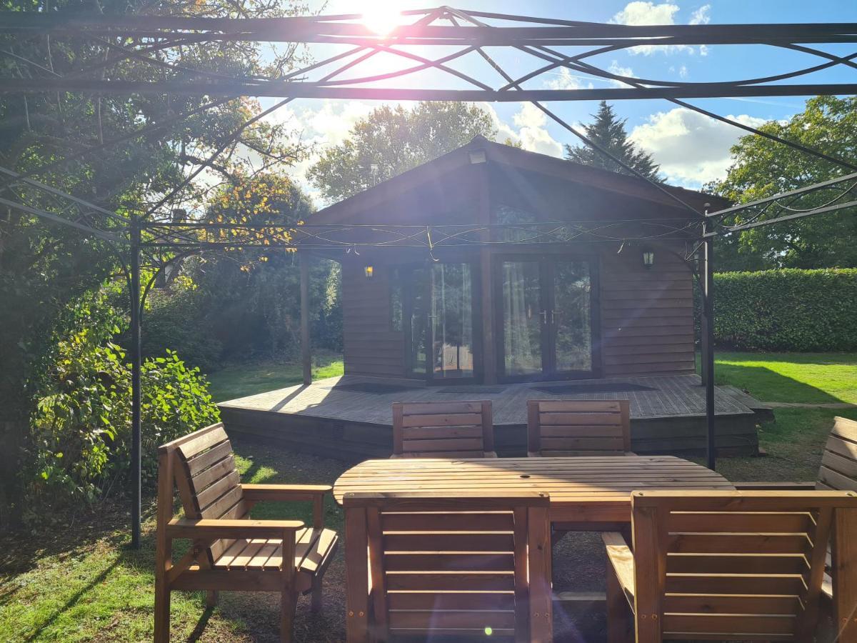 The Reading Whole Chalet With Lake And Two Acre Gardens מראה חיצוני תמונה
