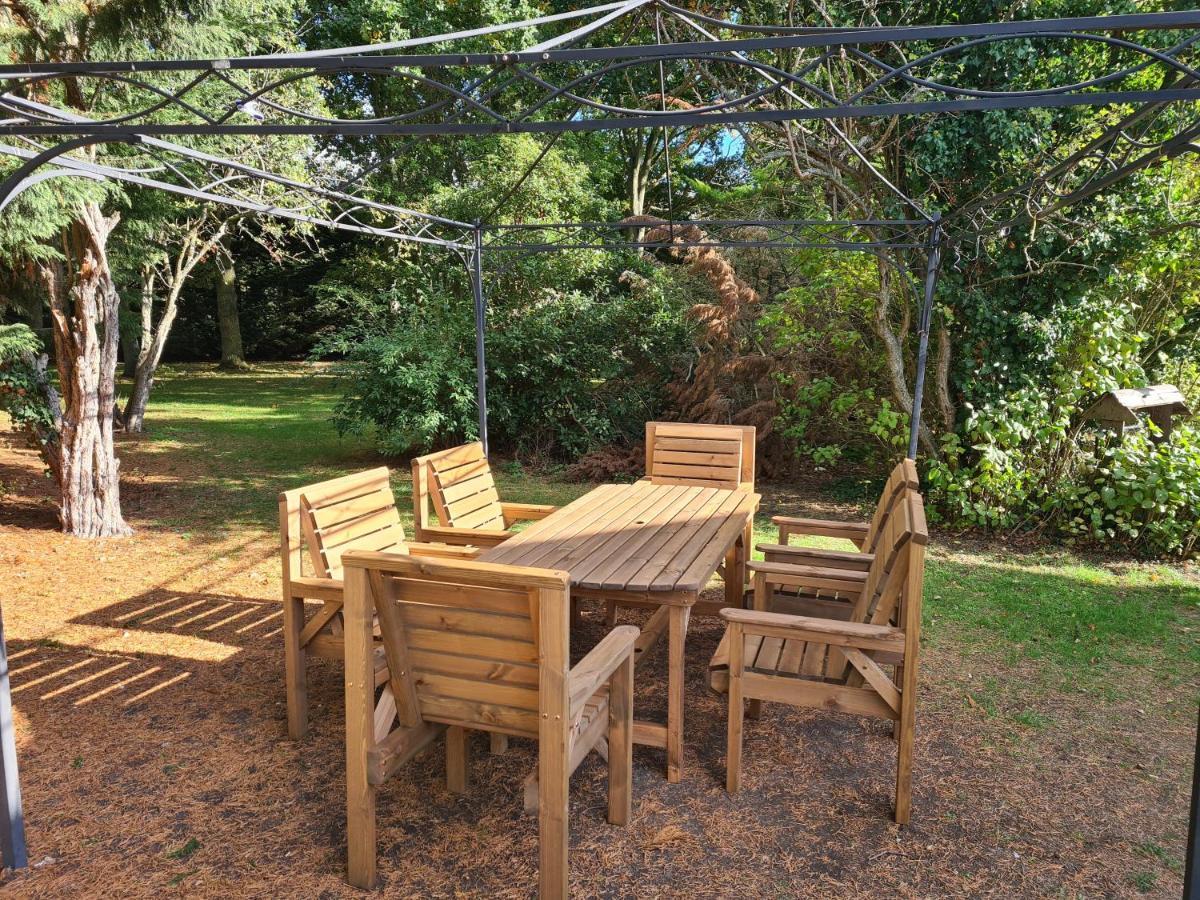 The Reading Whole Chalet With Lake And Two Acre Gardens מראה חיצוני תמונה