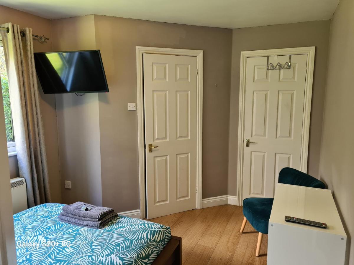 The Reading Whole Chalet With Lake And Two Acre Gardens מראה חיצוני תמונה