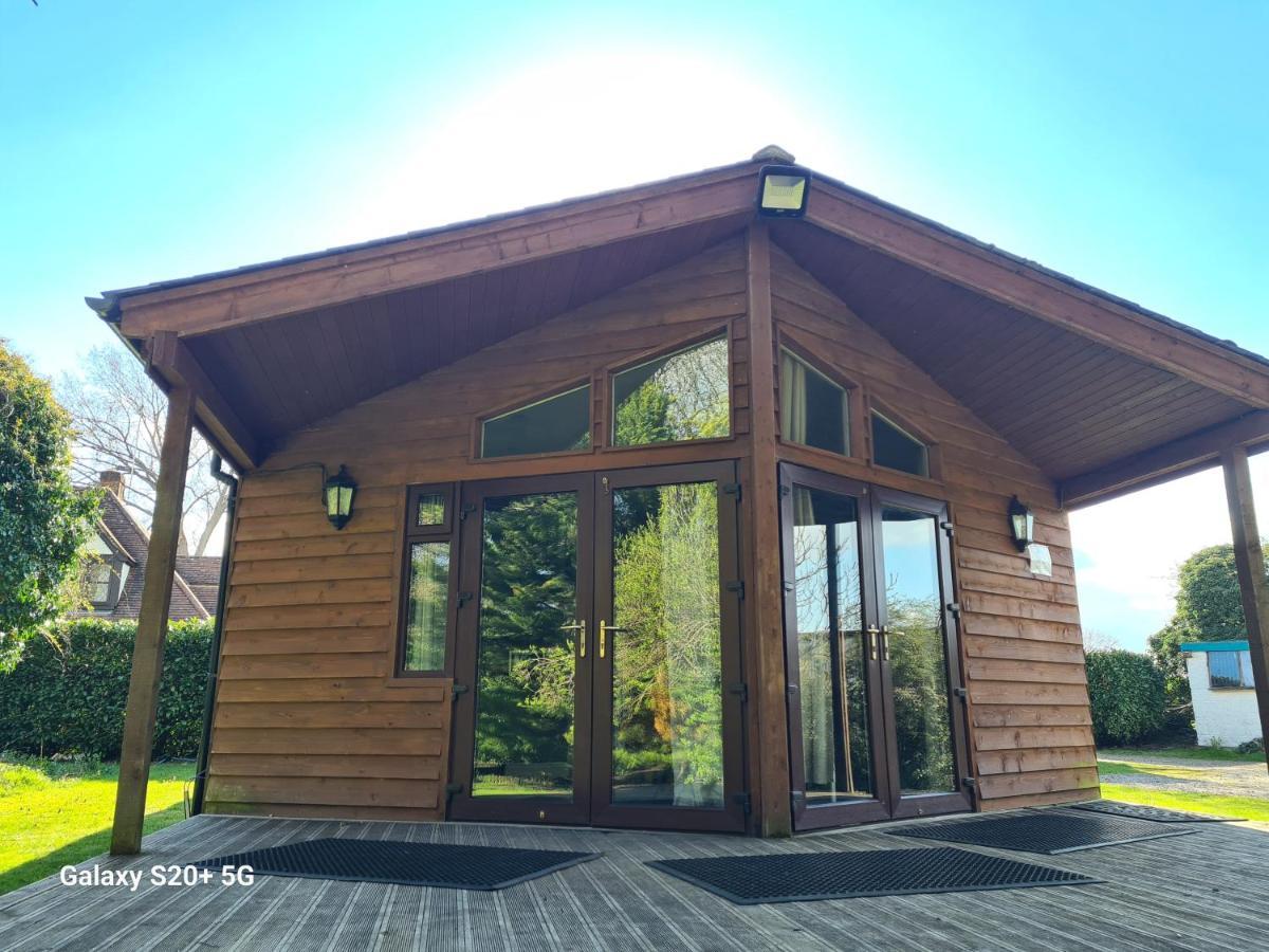 The Reading Whole Chalet With Lake And Two Acre Gardens מראה חיצוני תמונה