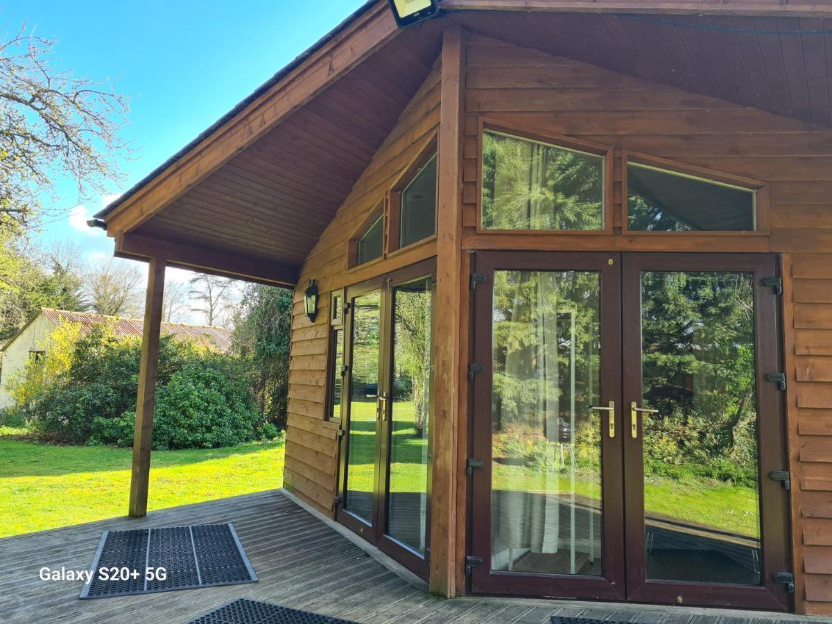 The Reading Whole Chalet With Lake And Two Acre Gardens מראה חיצוני תמונה