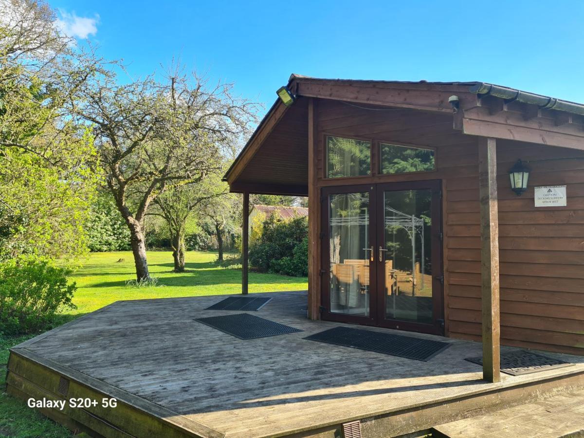 The Reading Whole Chalet With Lake And Two Acre Gardens מראה חיצוני תמונה